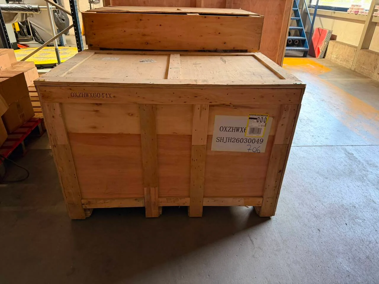 Caisse de machines en bois fermée sur socle bois chez un client français après fret maritime