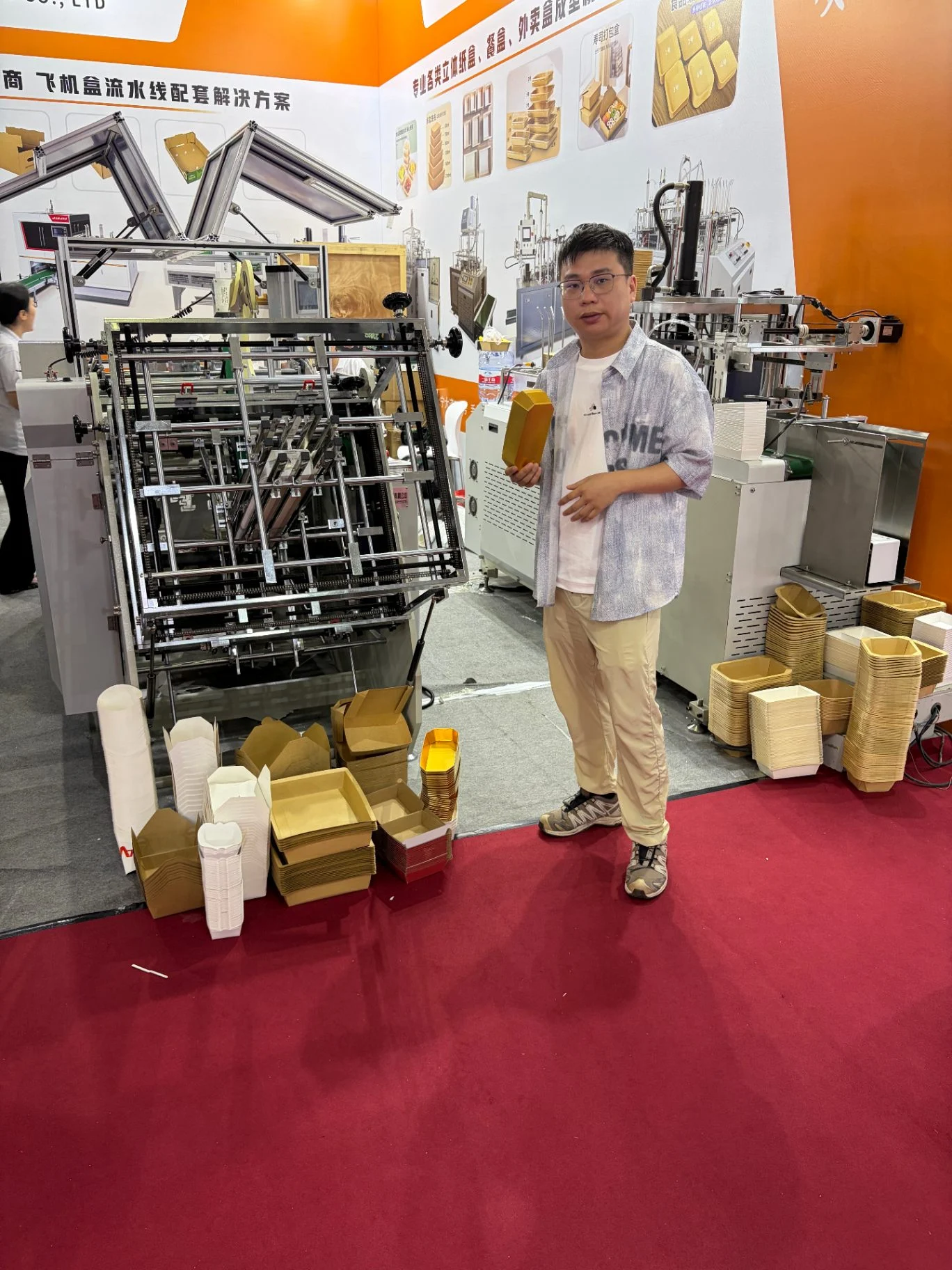 Xunding stand espositivo con attrezzature per la formatura e campioni di scatole finite per il rapporto XD-Z07 presso All in Print China 2026