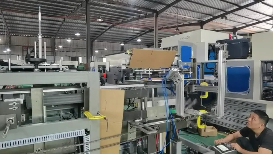 Fotograma de un vídeo de cajas de manzana de cartón ondulado en formación